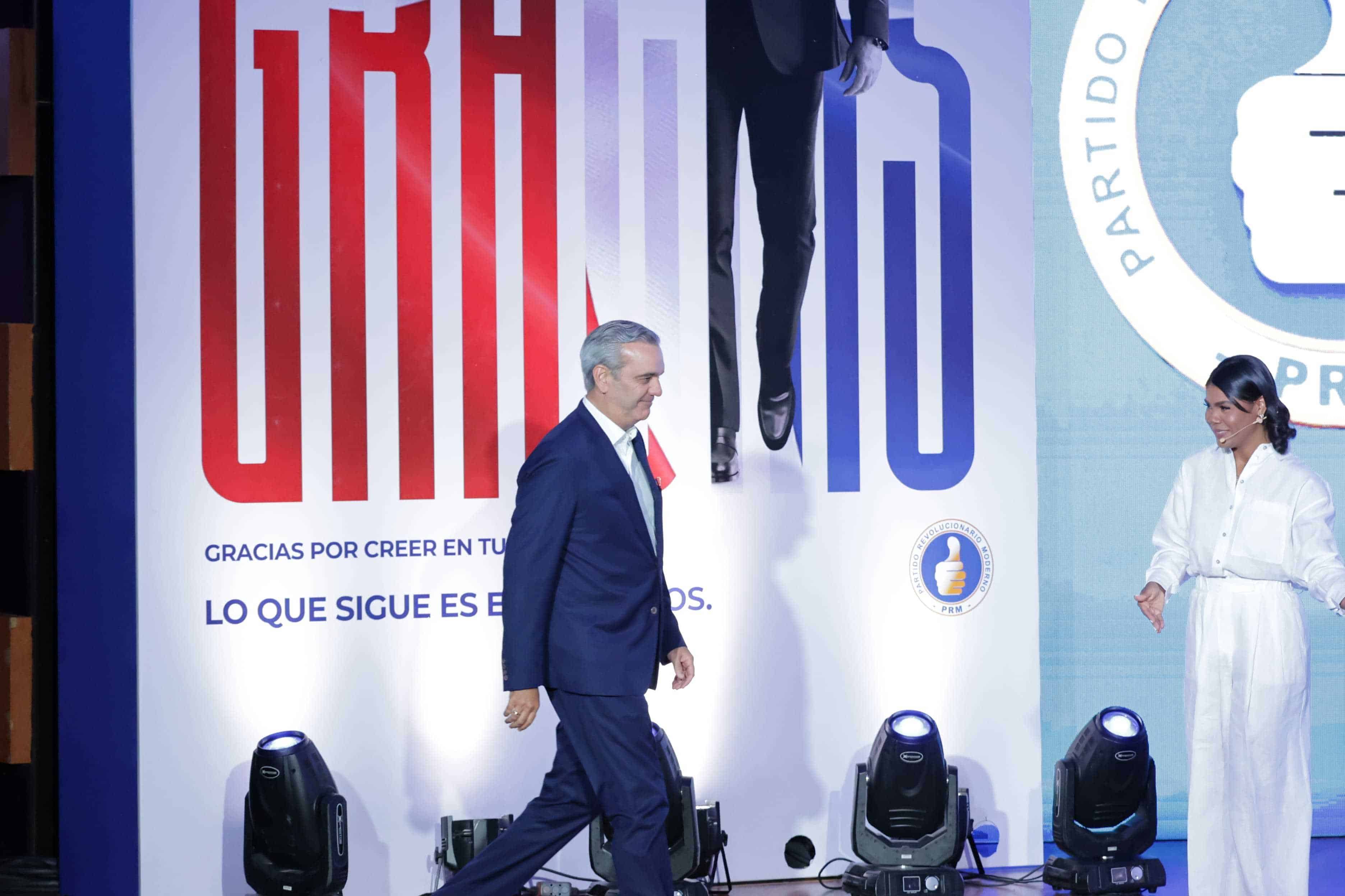 Luis Abinader llegando al escenario