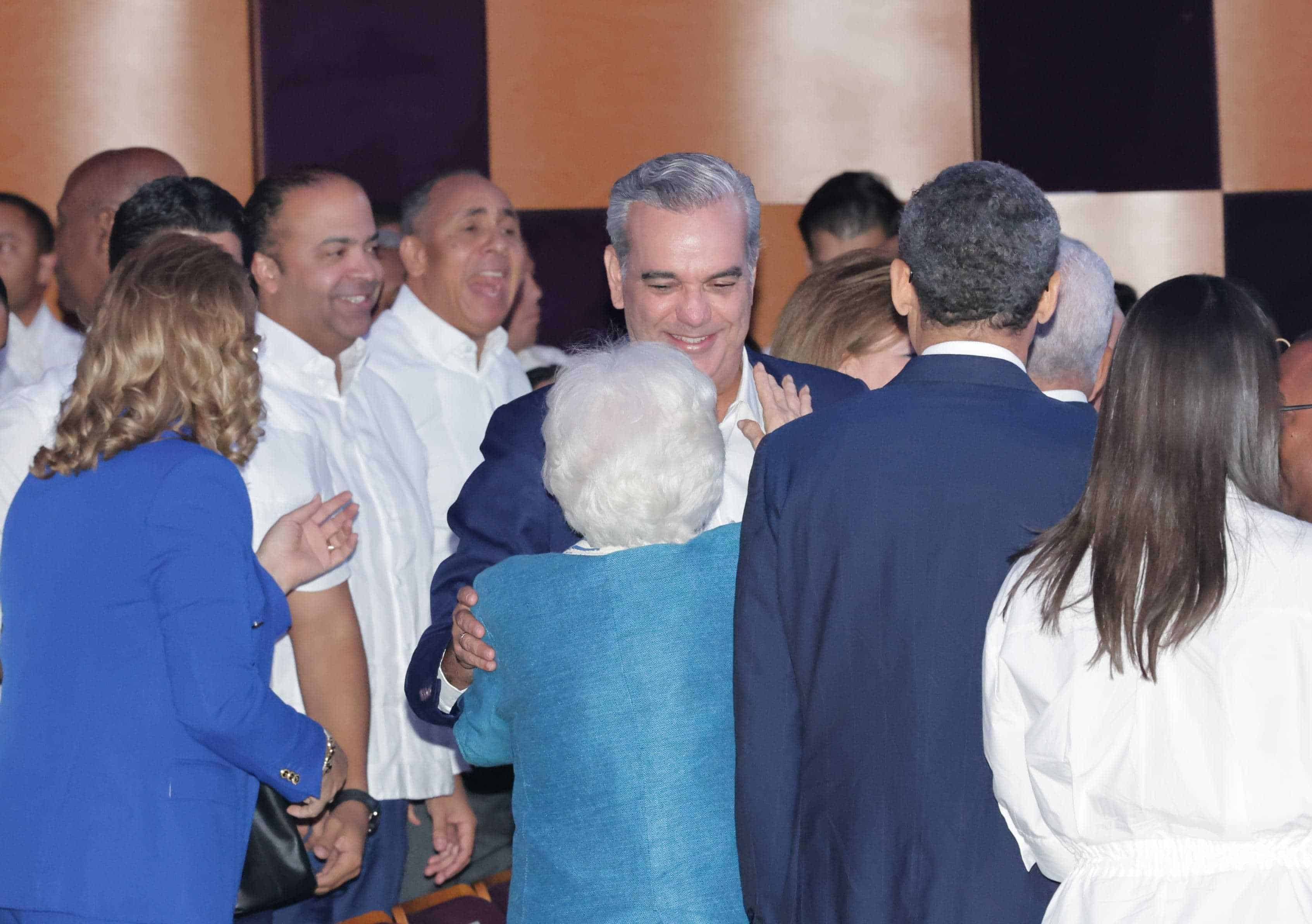 El mandatario recibe saludos de los participantes en la misa.