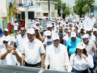 Miguel Vargas visita Azua e invita a participar en las elecciones del 19 de mayo