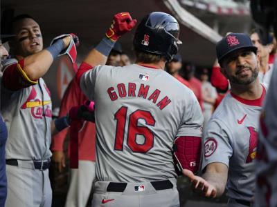 Nolan Arenado conecta un balonazo de cuatro esquinas y los Cardenales derrotan a los Rojos