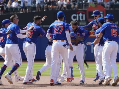 Omar Narvaez connects his first hit of the season in the Mets' victory