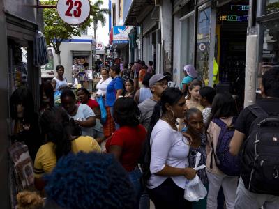 Productos y actividad en la vía principal de la ciudad por la celebración del Día de las Madres