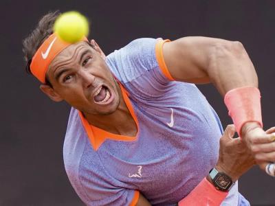 Rafael Nadal vuelve a Roland Garros para entrenar, su participación en el torneo sigue en duda