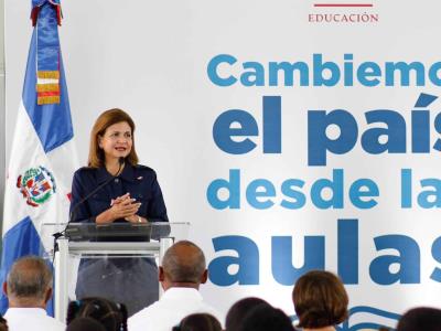 Raquel Peña ha realizado la entrega de proyectos educativos y deportivos en las localidades de Baní y San Cristóbal