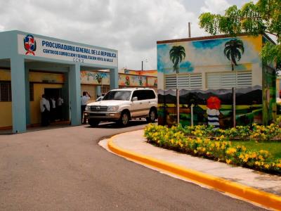 Reclusos se evaden de prisión en San Francisco de Macorís utilizando sábanas para escalar la pared