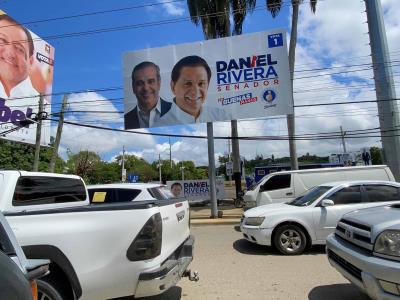 Reinstalan cartel publicitario que aplastó coche en Santiago
