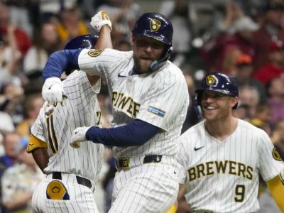 Rhys Hoskins conecta un jonrón de tres carreras y los Cerveceros ganan