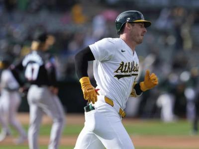 Rooker conecta 2 cuadrangulares en la 3ra entrada; los Atléticos aplastan a los Marlins con un marcador de 20-4