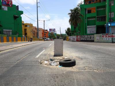 Se solicita resolver el problema del bache en la vía principal de México