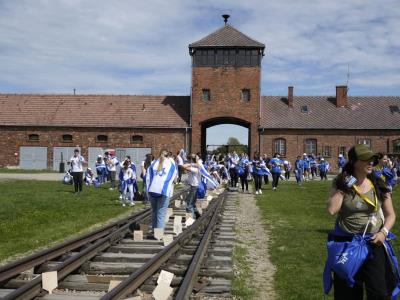 Sobrevivientes del Holocausto y víctimas de un ataque de Hamás se unen en una marcha