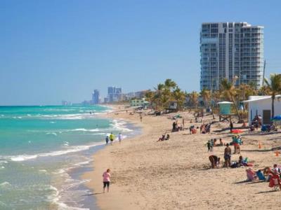 Tragedia en la playa de la Florida: Hombre fallece en intento por rescatar a su hijo del agua