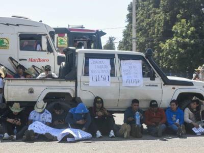 Transportistas en Bolivia realizan manifestación debido a la escasez de divisas