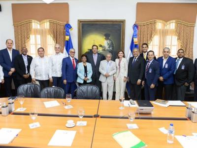 Vicepresidenta se reúne con comisión CMD y discuten detalles para acuerdo