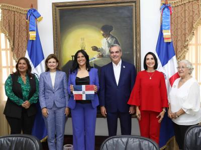 Abinader recibe a Thais Herrera en la residencia oficial del presidente de la República Dominicana