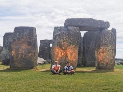 Arrestan a dos individuos jóvenes especializados en la protección del medio ambiente por pintar con pintura el famoso monumento de Stonehenge