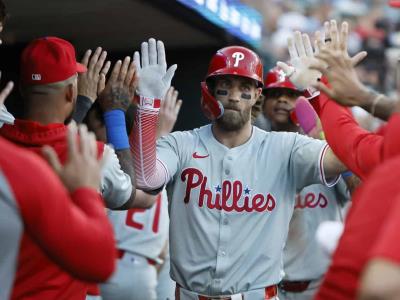 Bryce Harper conecta un jonrón y contribuye a un triple play mientras los Filis derrotan a los Tigres