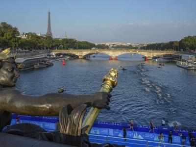 Buques realizan trayectos por el río Sena como preparación para el evento de inauguración
