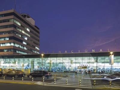 Cancelación de vuelos en el aeropuerto de Lima debido a problemas con las luces de la pista