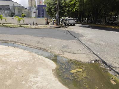 Charco ubicado en la calle Santiago recibe trabajos de intervención por parte del gobierno municipal