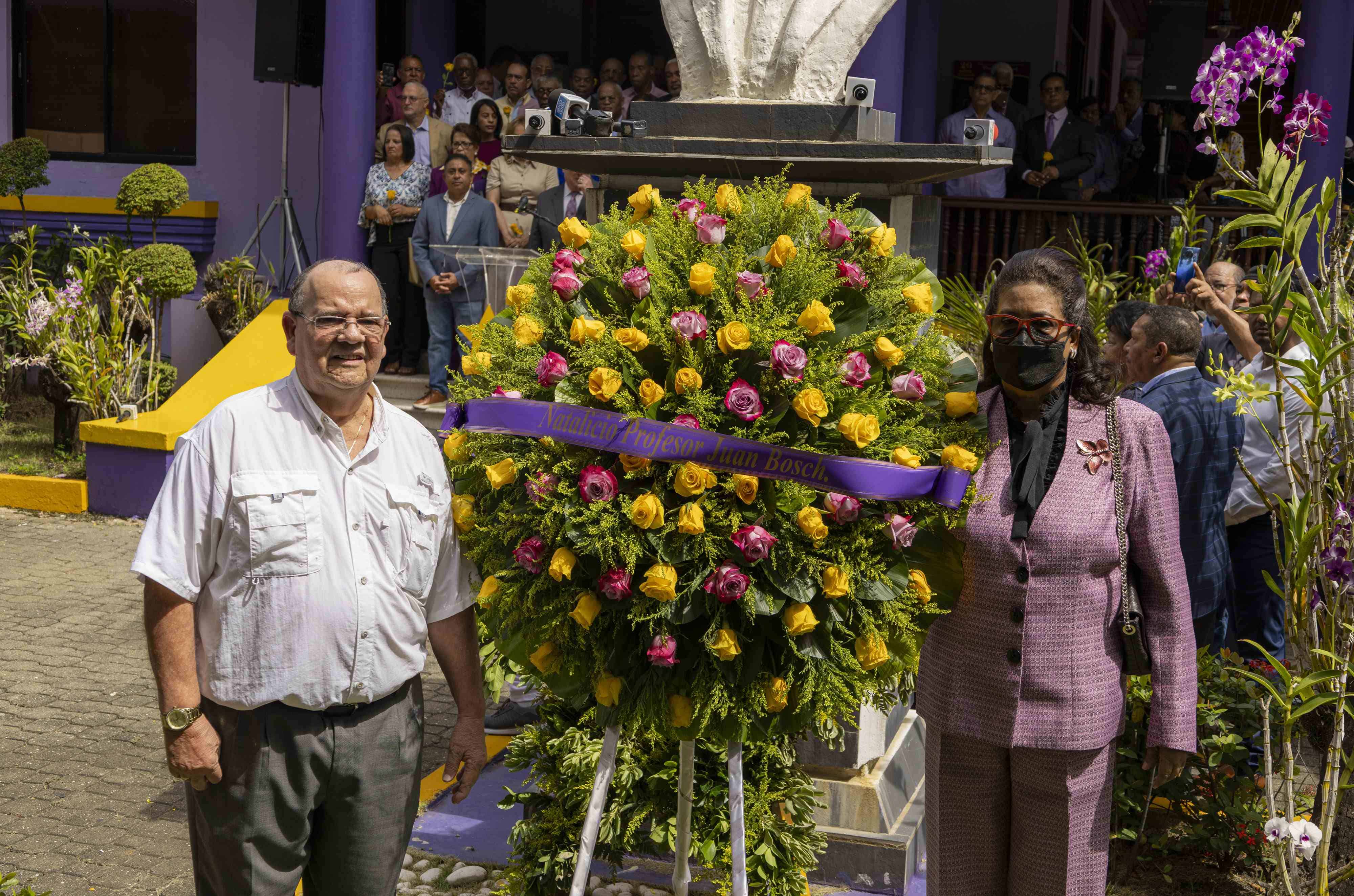 Ofrenda floral de los peledeístas