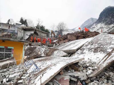 China: Ocho fallecidos debido a deslizamiento de tierra provocado por condiciones meteorológicas adversas