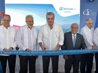 Comienza la nueva ruta de Air Europa que une Santiago y Madrid