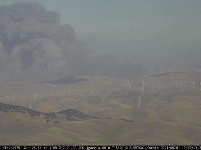 Controlan fuego en la vegetación potenciado por corrientes de aire al oriente de San Francisco