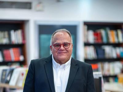 Cuesta Libros extiende una invitación al escritor Armando Lucas Correa para visitar la República Dominicana