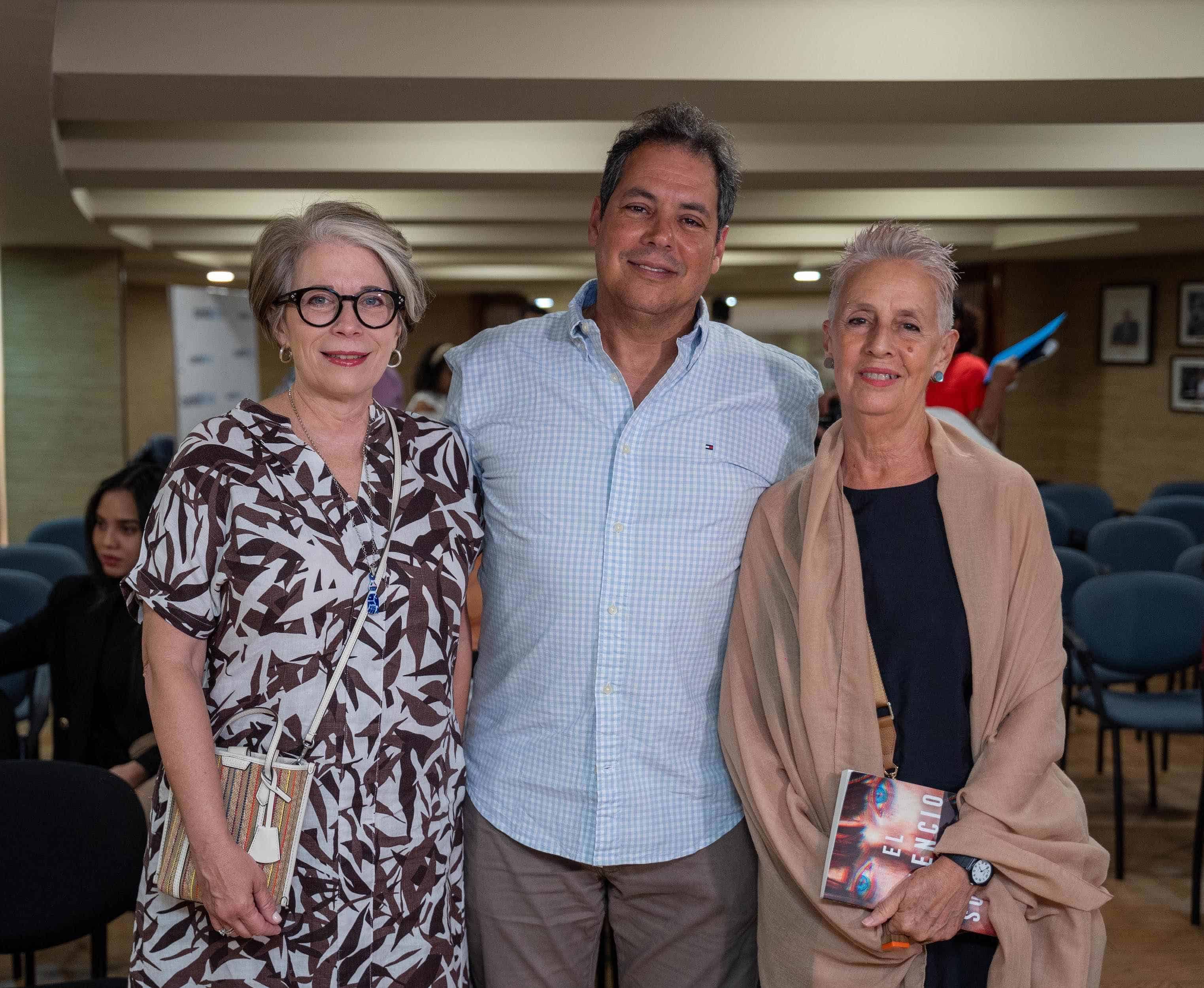 Diana Sarlabous, Camilo Venegas y Marianela Boán.