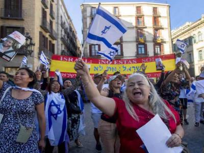 Desarrollos pacíficos durante las protestas realizadas por ciudadanos de Israel y Palestina en la ciudad de Barcelona