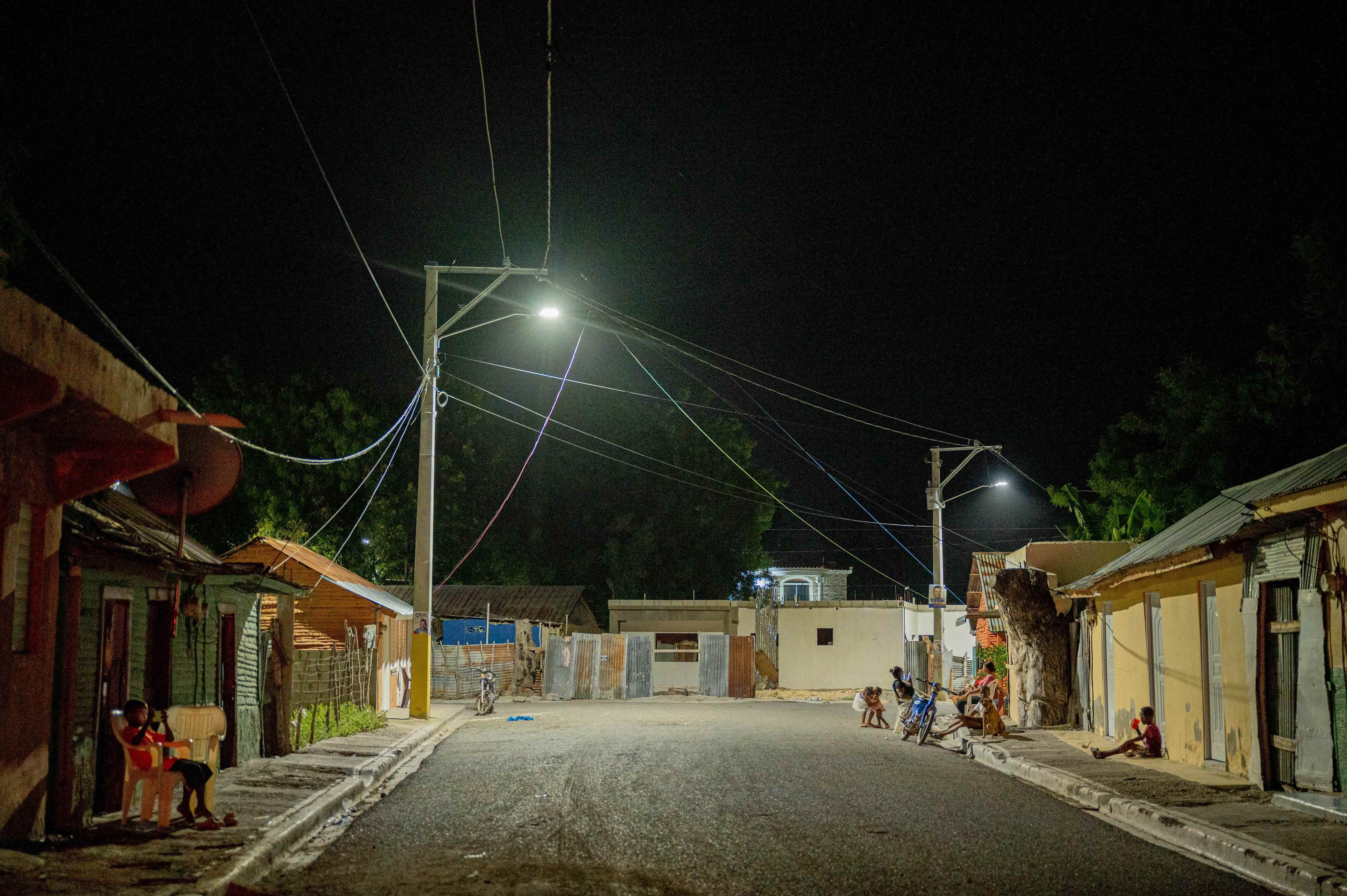 Una de las comunidades beneficiadas con la colocación de luminarias.