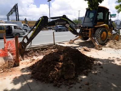 El gobierno municipal está llevando a cabo la construcción de sistemas de drenaje de agua en la avenida Kennedy