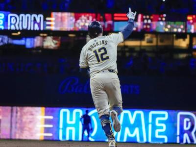 El Grand slam de Rhys Hoskins otorga la victoria a Cerveceros sobre los Rangers