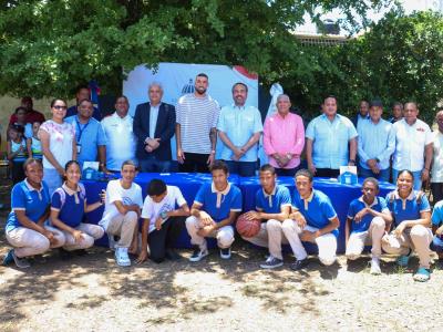 El jugador de la NBA Chris Duarte asiste junto al Instituto Nacional de Educación Física (INEFI) a una visita en un liceo en Bayona