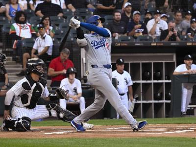 El jugador Shohei Ohtani y el lanzador Trevor Bauer ayudan al equipo de los Dodgers a lograr la victoria sobre los Medias Blancas