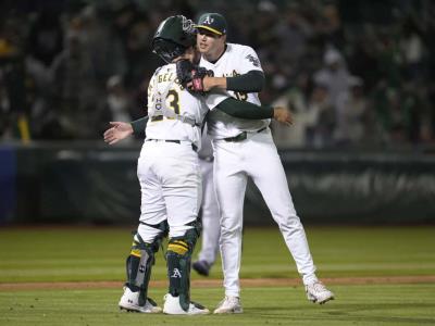 El lanzador Dominicano Medina consigue la victoria para los Atléticos después de más de 11 meses sin lograrlo