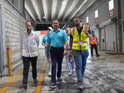 El Ministro Ito Bisonó realiza una inspección en la construcción de un terminal en Punta Cana