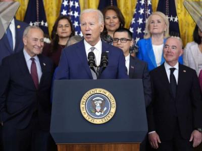 El presidente Joe Biden da su aprobación al reciente plan de regularización migratoria en Estados Unidos