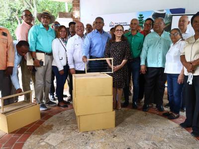 Entregan primera entrega de dos mil quinientas cajas de abejas a apicultores