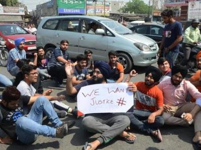 Estudiantes angustiados por la cancelación de pruebas en India