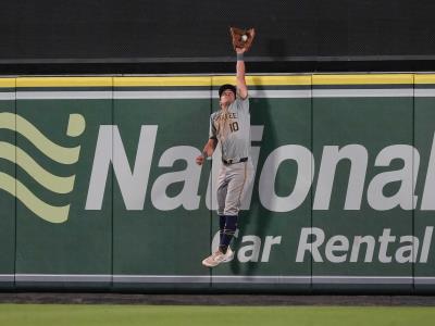Frelick le quita un jonrón a Ward y los Cerveceros vencen a los Angelinos por 6-3