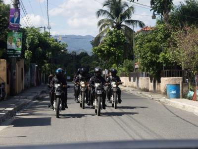 Intercambio de disparos resulta en cuatro personas fallecidas y dos agentes de policía heridos