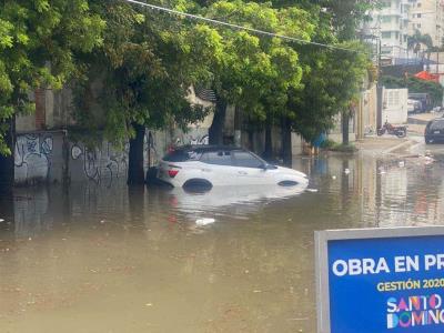 Inundaciones afectan un vehículo en el Distrito Nacional