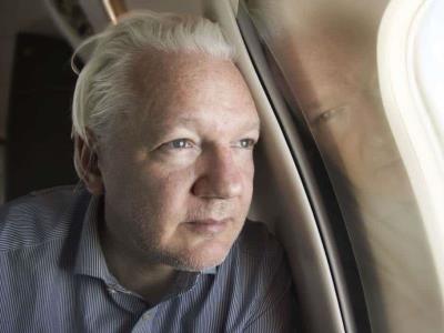 Julian Assange arriba a suelo de Estados Unidos