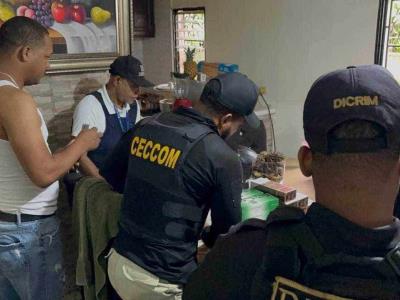 La empresa Ceccom realiza un decomiso de cervezas que han sido adulteradas en Santo Domingo Este