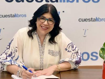 La escritora Ana Simó estará firmando libros en la ciudad de Santiago