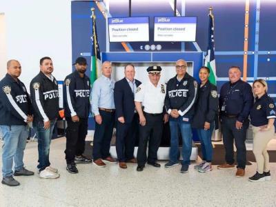 La Policía de Nueva York realiza una donación de chalecos antibalas a la República Dominicana