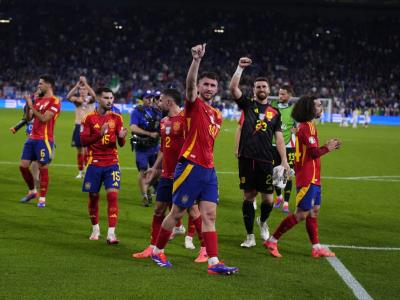 La selección de España logra clasificarse a la siguiente ronda de la Eurocopa al vencer a Italia gracias a un autogol