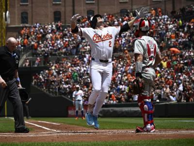 Los Orioles conectan cuatro cuadrangulares contra Wheeler y derrotan a los Filis 8-3