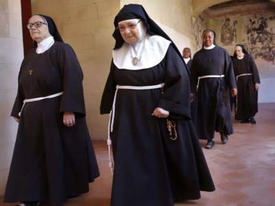 Monjas clarisas desafían las normas del Vaticano